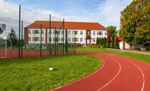 Widok na boisko szkolne